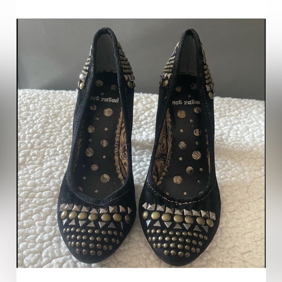 NOT RATED BLACK STUDDED VELVET HERLS IN SIZE 7 - Picture 2 of 11